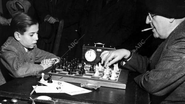 Londres. 1946. El jugador de ajedrez Arturo Pomar (14 años) juega contra el ruso Ossip Bernstein en el Campeonato de ajedrez organizado por el "Sunday Chronicle"